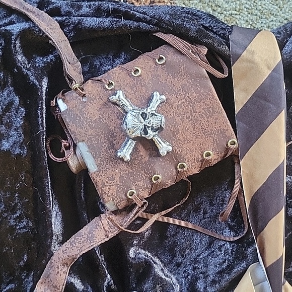 Pirate Costume - Picture 5 of 10